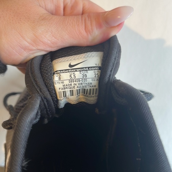 NIKE BLACK RUNNING SHOES SIZE 8 - Picture 6 of 6